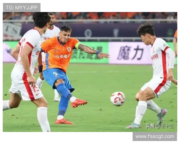 国安击败西海岸追平申花登顶，争冠形势白热化